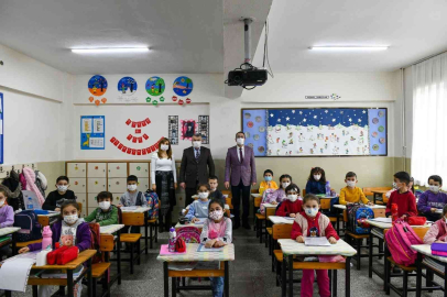 Başkan Kanardan Öğrencilere Karne Hediyesi