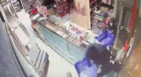 Bursada Kuruyemişçiye Giren Hırsızlar, 30 Bin Liralık Sigarayı Çalıp Kayıplara Karıştı