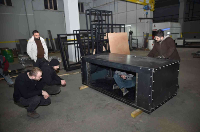 Bursada Bir Mobilyacı Ürettiği Masaya Kurşun Yağdırdı