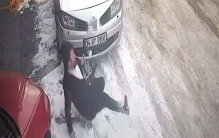 Çaycı Gencin Buzla İmtihanı Kameraya Yansıdı