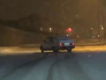 Karda Drift Yapan Araçlar Kameraya Yansıdı