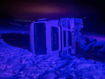 Tır Şarampole Devrildi, 10 Ton Süt Yola Döküldü