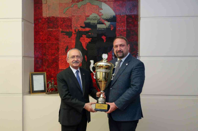 Gümrükçü, en büyük kupayı Kılıçdaroğluna götürdü