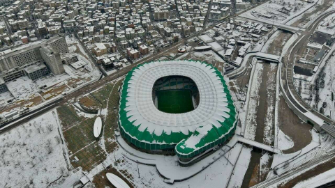 Nilüfer Deresi Buz Tuttu, Timsah Stadyumu İse Beyaz Gelinliği Giydi