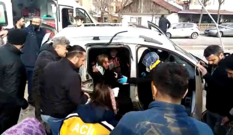 Aracın Aydınlatma Direğine Çarpıp, Karşı Yola Uçtuğu Anlar Kamerada