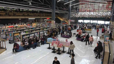Bkmkitapda İmza Günü Yoğunluğu