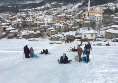Tahta Kızak Ve Naylonlarla Kar Keyfi