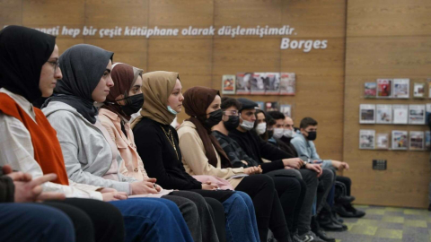 Bu Kütüphane Bir Yıldır Uyumuyor