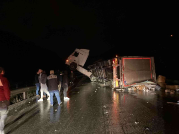 Bursada Tır Kazası Nedeniyle Yalova-Bursa Yolu Ulaşıma Kapandı