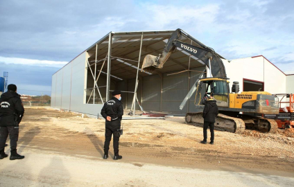 Kaçak Fabrika İnşaatı Yerle Bir Edildi