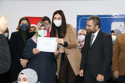 Edremitte ‘Meslek Edindirme Kursları sertifika töreni