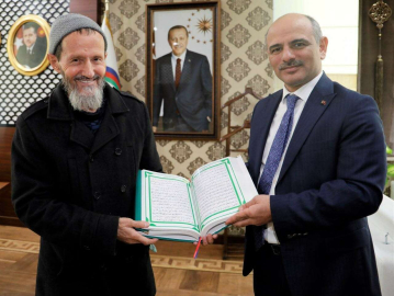 Cumhurbaşkanı Erdoğan için el yazması Kuran-ı Kerim yazdı