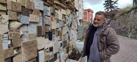 Aşıklar Evin Duvarlarını Şiir Kitabına Çevirdi