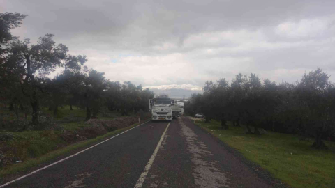 Yoldan Çıkan Tır Trafiği Kapattı