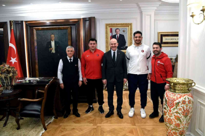 İçişleri Bakanı Soylu: “Milli güreşçilerimiz Taha Akgül ve Rıza Kayaalp ile antrenör Abdullah Çakmak misafirimiz”