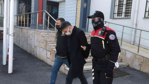 Rehin Aldıkları 2 Gencin Ağzına Silah Dayayıp Kadın Elbisesi Giydiren 4 Kişilik Çete Hastaneye Götürüldü