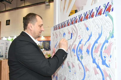 EMİTT 2022de binlerce kişi İznik Çinisi boyadı
