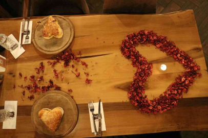 Bu da Sevgililer Gününe özel kalpli hamburger