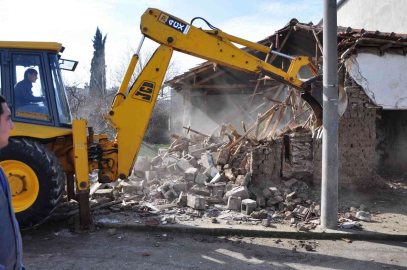 Karacabeyde Metruk Binalarla Mücadele Sürüyor