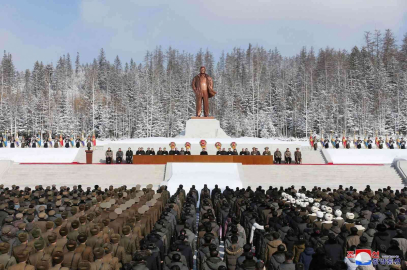 Kuzey Korede eski lider Kim Jong Ilin doğum günü törenle kutlandı