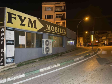 Bursada Kontrolden Çıkan Servis Minibüsü Mobilyacıya Girdi