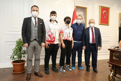 İlkadımdan başarılı sporculara çeyrek altın