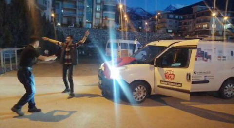 İşler iyi diye yol kenarına aracı çekip oynadılar