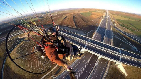 2 saatlik paramotor uçuşuyla Tekirdağ- Çanakkale Otoyolunun son halini görüntüledi
