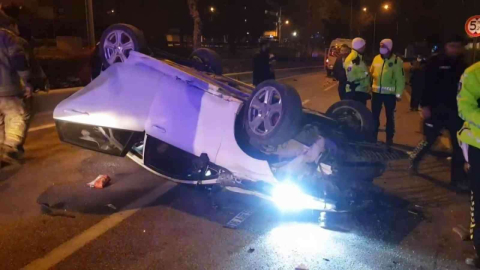 Bursada Uygulamadan Kaçan Otomobil İle Servis Aracı İle Çarpıştı: 3 Yaralı