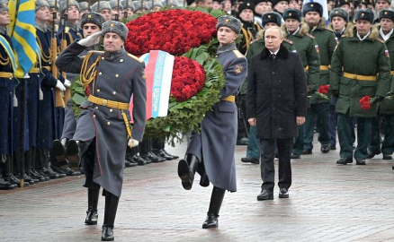 Putin “Vatan Savunucuları Günü” nedeniyle Meçhul Asker Anıtına çelenk bıraktı