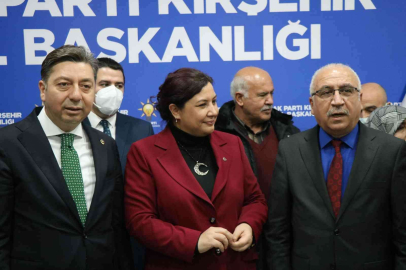 AK Parti, CHPli belediye meclis üyelerine rozet taktı