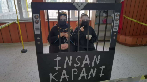 Öğrenciler 40 Dakika Hareketsiz Durarak Mesaj Verdiler