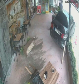 Bursada Kontrolden Çıkan Otomobil Kafeye Daldı