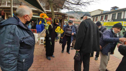 Arı Adam Oldu; Sokak Sokak Isırmak İçin Stokçu Aradı