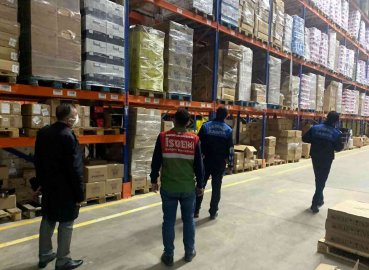 Mersinde marketlerin deposunda binlerce litre yağ ele geçirildi