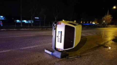 Refüje Çarpan Otomobil Metrelerce Sürüklendi: 1 Yaralı