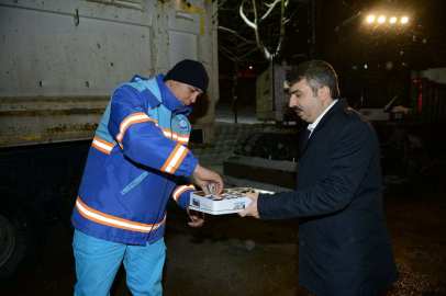 Başkan Yılmaz, Kar Mesaisi Yapan Ekibe Tatlı İkram Etti