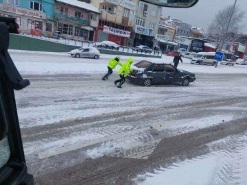 Bursada Trafik Polislerinin Karla Mücadelesi Takdir Topladı
