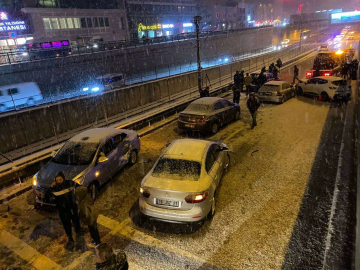 Bursada Yol Buz Pistine Döndü : 11 Araç Birbirine Girdi