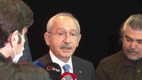 CHP Genel Başkanı Kemal Kılıçdaroğlu, elektriği kesilen Moda Sahnesini ziyaret etti