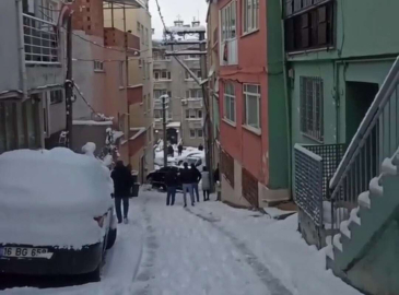 Bursada Kayan Araç Doğalgaz Kutusuna Çarptı