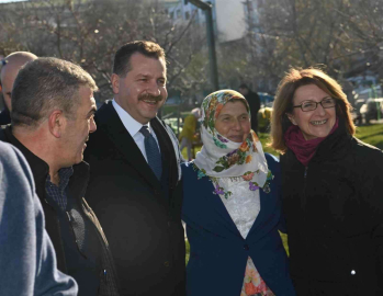 Başkan Yılmaz, Erdekte sıkılmadık el bırakmadı