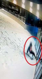 Bursada Buzda Ayağı Kayıp Düştü, O Anlar Kamerada