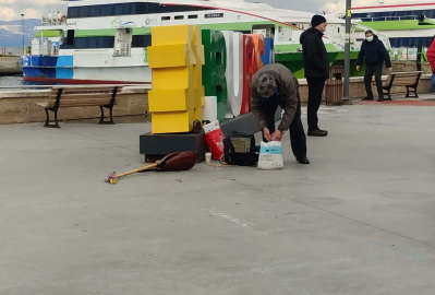 Laf Atma Tartışmasında Sokak Sanatçısının Sazı Kırıldı