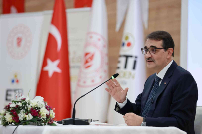Bakan Dönmez, üniversiteli gençlerle bir araya geldi