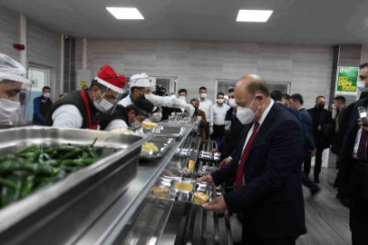 Bakan Bilgin işçilerle yemek sırasına girdi