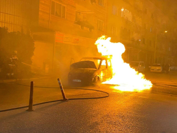 Bursada Bir Otomobil, Sahibinin Gözü Önünde Alev Alev Yandı