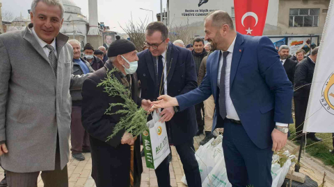 Orhanelide Vatandaşlara 7 Bin 600 Adet Fidan Ücretsiz Dağıtıldı