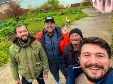 Ata Demirer Yareni Elleriyle Besledi
