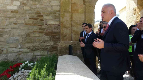 Bakan Ersoy restorasyonu süren Seddülbahir Kalesinde incelemelerde bulundu